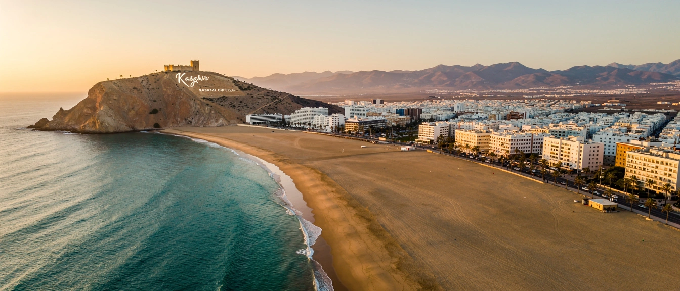 Vue panoramique de la baie d Agadir au coucher du soleil ocean Atlantique et kasbah
