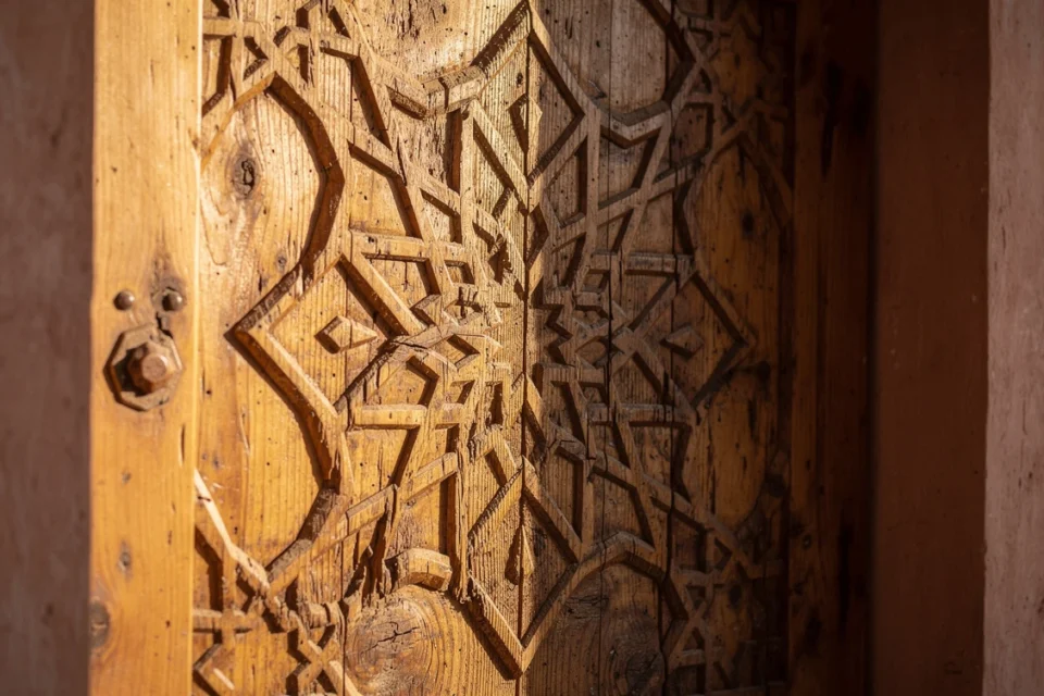 Porte en bois de cèdre sculpté avec motifs géométriques traditionnels